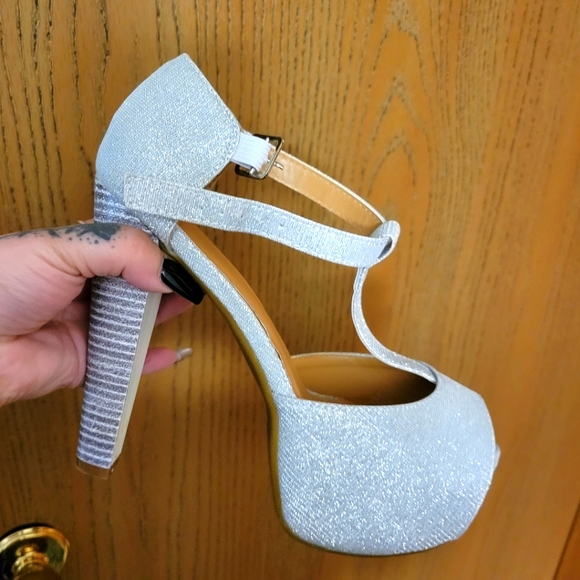 Silver heels - Picture 1 of 4